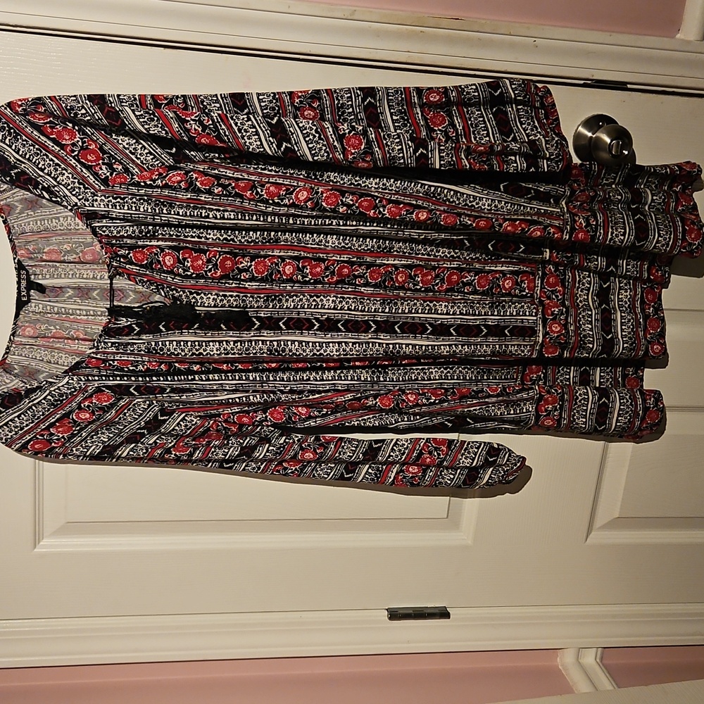 Express Black and Red Large Patterned Dress - Picture 4 of 5